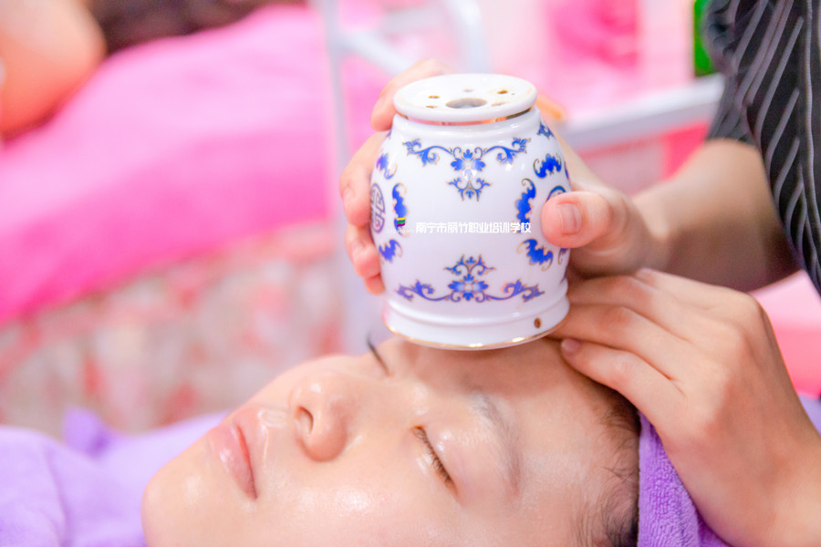 艾灸罐艾灸額頭的好處，廣西艾灸學(xué)校課程講解