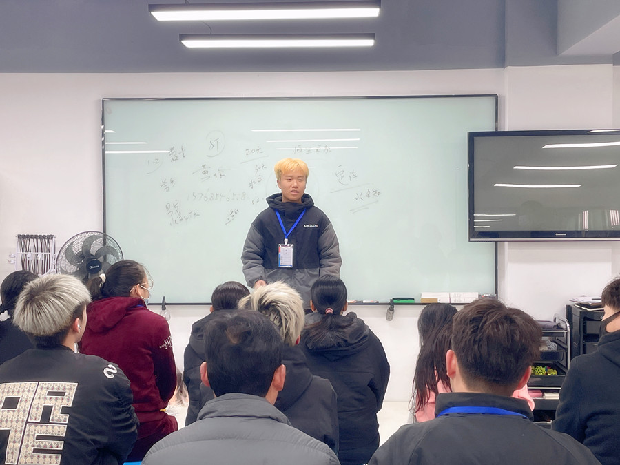 同學(xué)，歡迎來(lái)到廣西美發(fā)教育學(xué)校