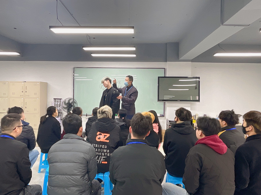 起發(fā)腳是什么？南寧學理發(fā)剪發(fā)培訓