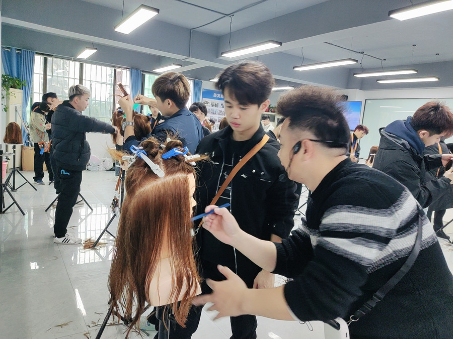 南寧剪女發(fā)哪里時尚？南寧哪里可以學剪女？