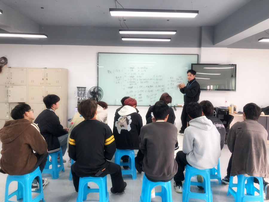 美發(fā)店常用的燙發(fā)方式，廣西燙染專業(yè)技術(shù)學(xué)?？偨Y(jié)分享