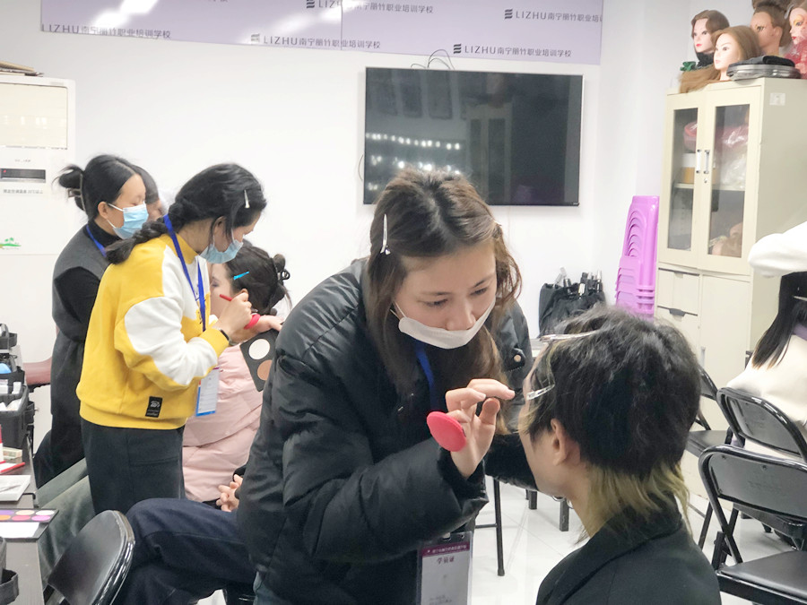 廣西化妝基礎(chǔ)短期：零基礎(chǔ)學(xué)化妝入門學(xué)什么？