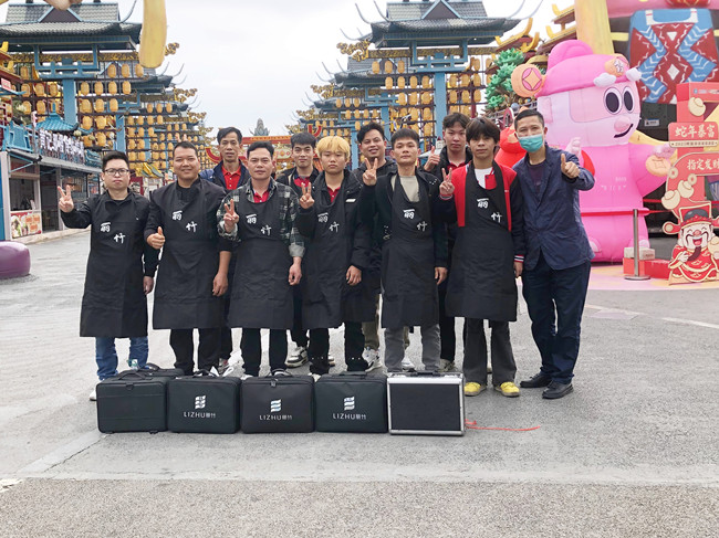 廣西美發(fā)職業(yè)學(xué)?！岸露挲堫^”義剪活動(dòng)