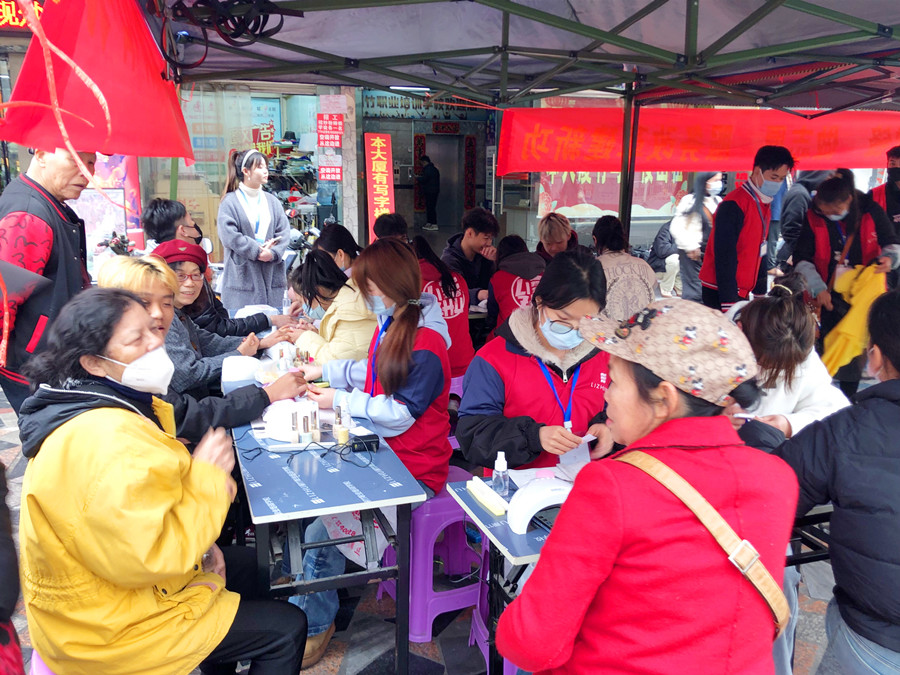 美甲活動(dòng)免費(fèi)，南寧美甲造型專業(yè)學(xué)校開(kāi)啟“學(xué)雷鋒月”