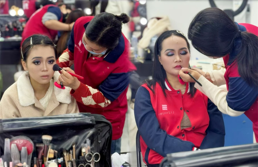 南寧舞臺妝進(jìn)修：印度妝特點介紹