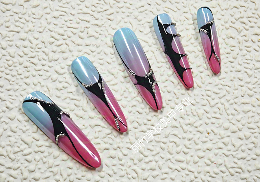  漸變線條美甲，廣西美甲學院實訓作品