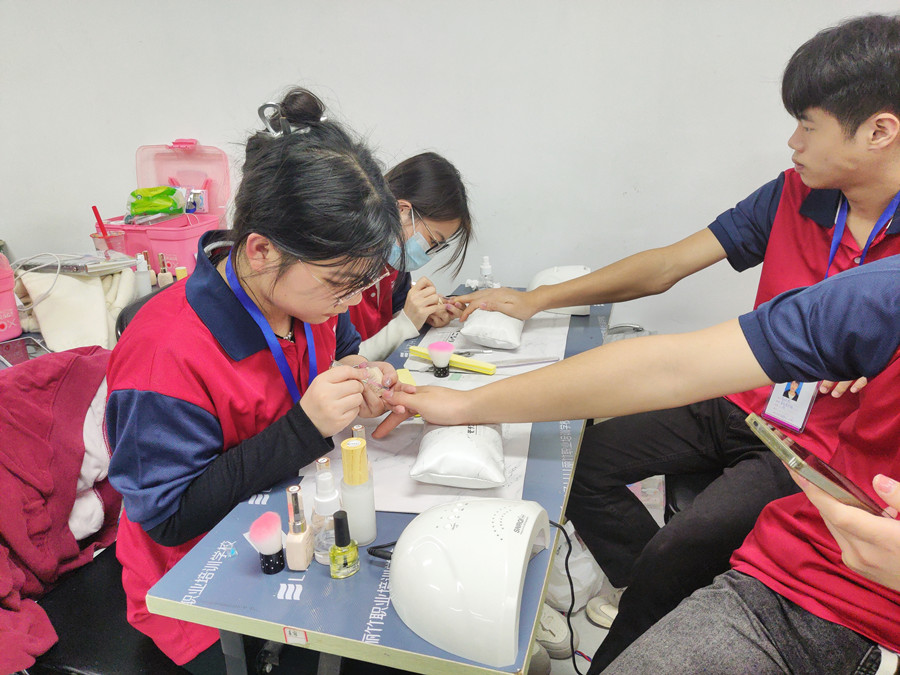 南寧學(xué)美甲的年齡限制？南寧學(xué)美甲去哪里？