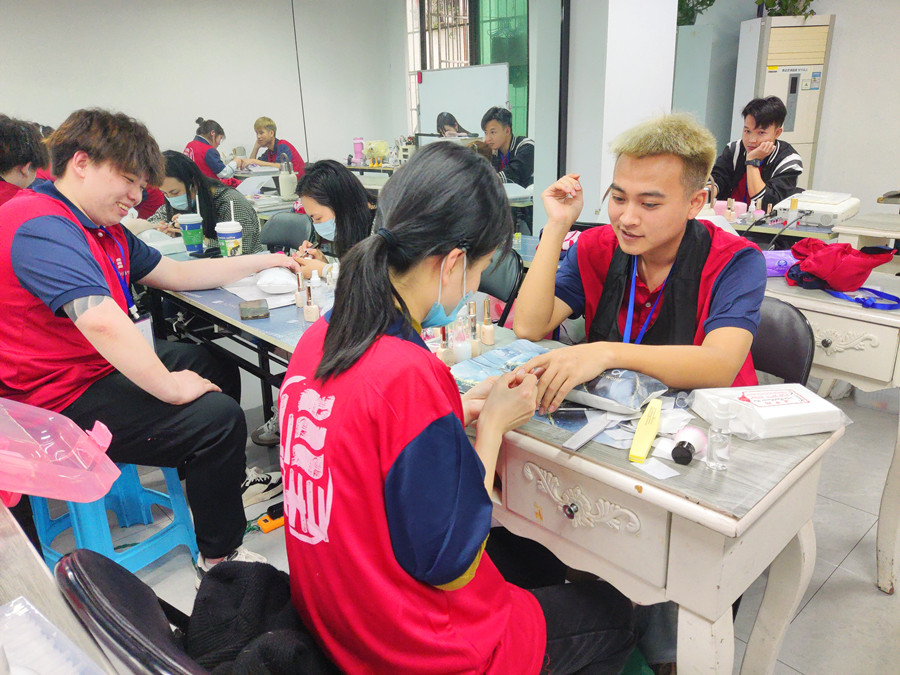 學(xué)美甲從零開(kāi)始：男士美甲如何選擇？