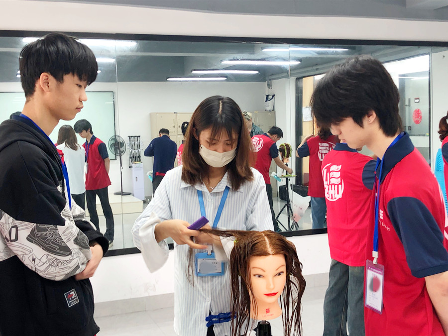 標(biāo)準(zhǔn)杠練習(xí)重點(diǎn)，南寧花式燙發(fā)學(xué)校解析