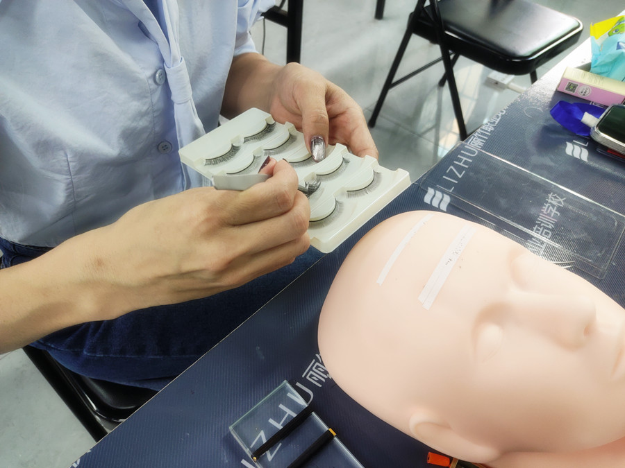 美睫單根嫁接教程，南寧美睫專業(yè)培訓