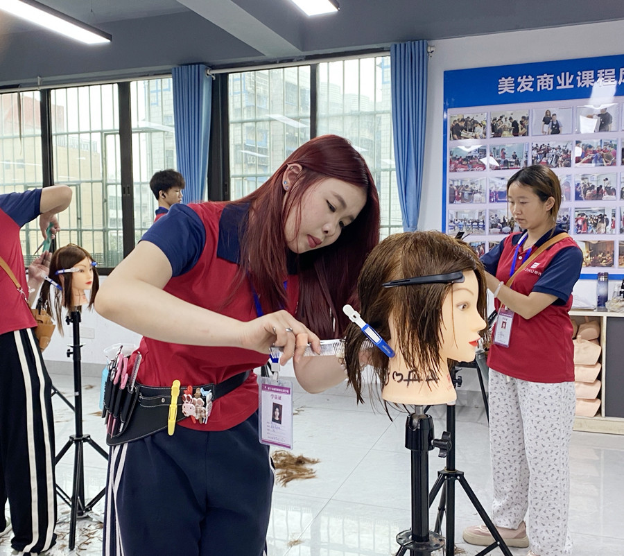 幼態(tài)臉選發(fā)型的關(guān)鍵，南寧剪發(fā)造型女士教學(xué)