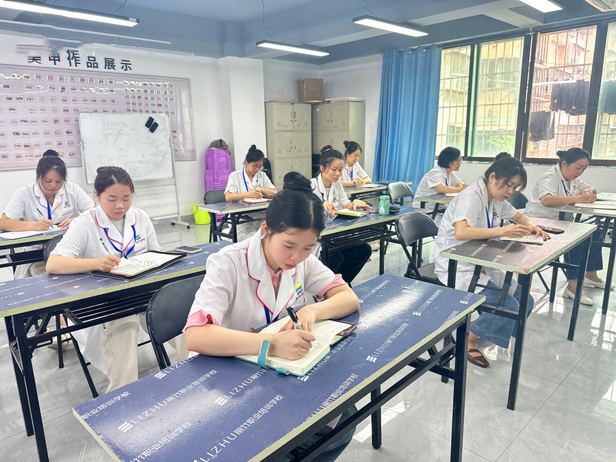 南寧學美容去哪學？麗竹學校美容專業(yè)歡迎您