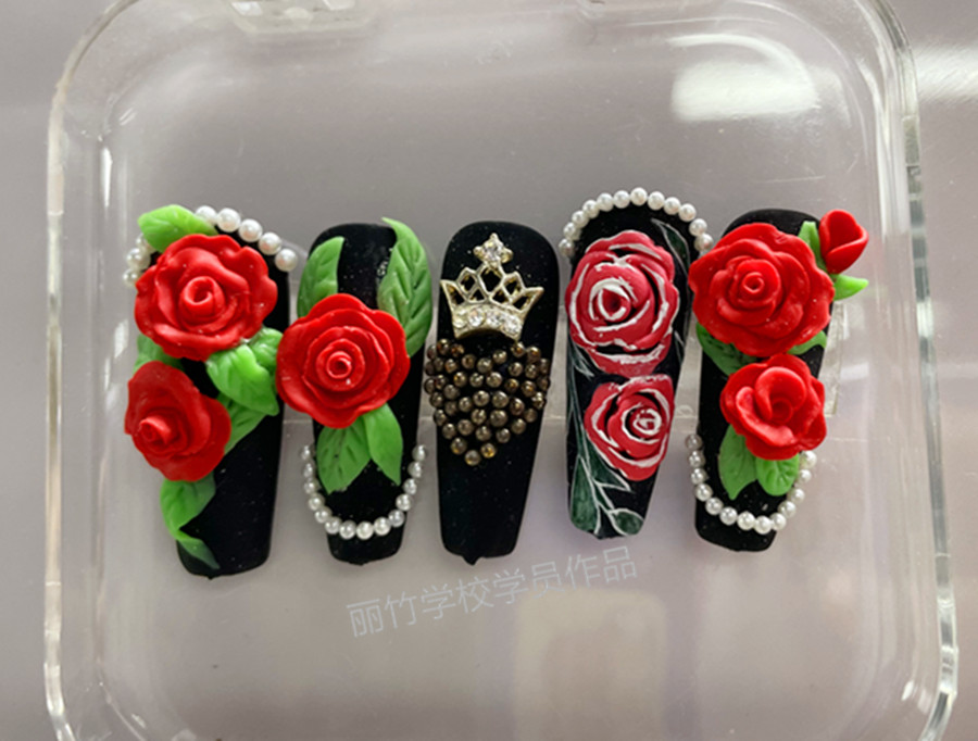 輕奢玫瑰雕花美甲，南寧美甲學(xué)校學(xué)員作品