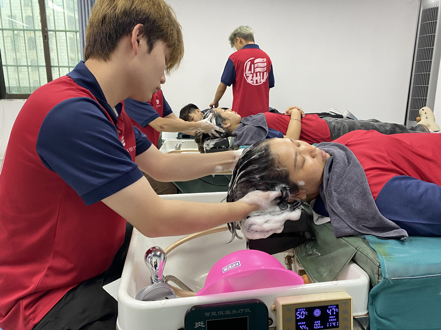 如何成為一個(gè)合格的美發(fā)洗護(hù)師？南寧洗頭專業(yè)