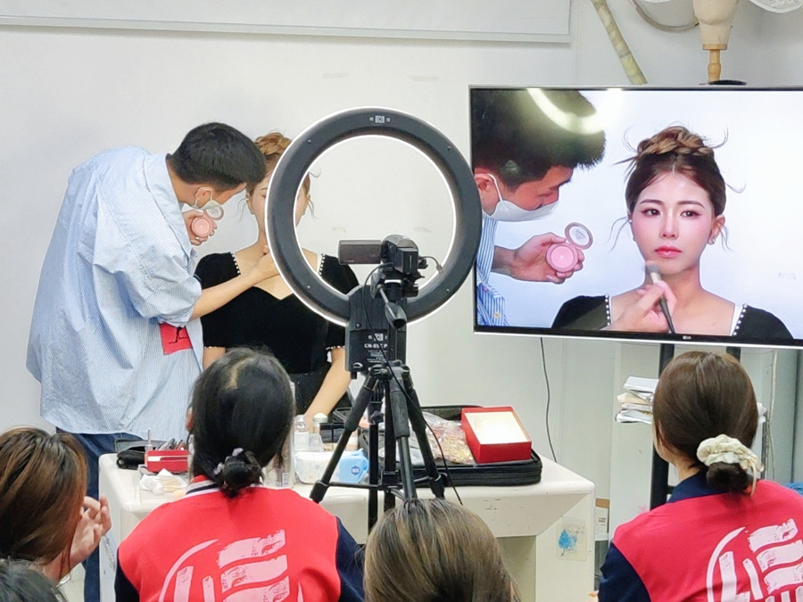 如何畫好千金妝？南寧學(xué)化妝到哪去？