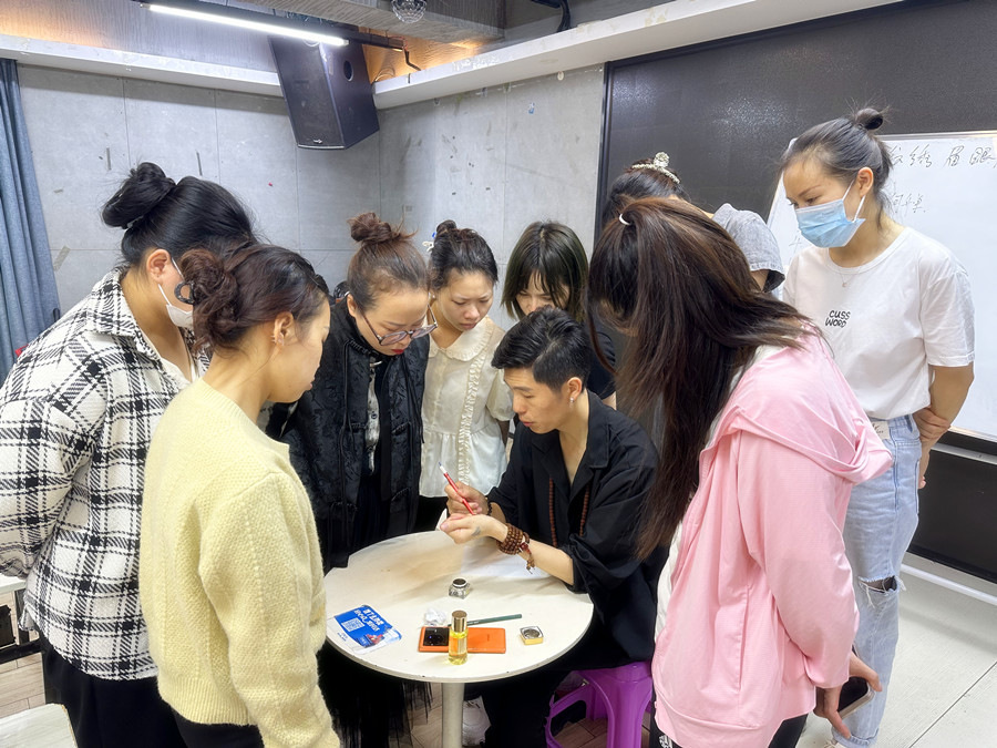 薄唇和厚唇的調(diào)整方法，廣西紋繡進(jìn)修深造培訓(xùn)?