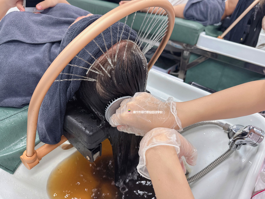 艾葉煮水洗頭好處？廣西頭療養(yǎng)發(fā)學(xué)校講解