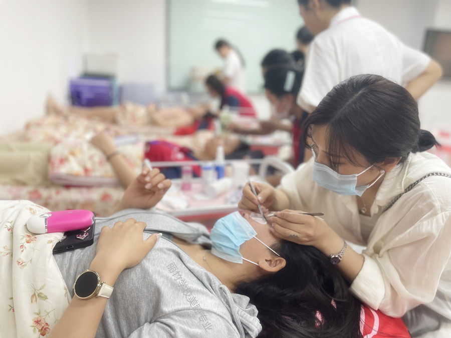 嫁接美睫后如何修補？南寧美睫教學