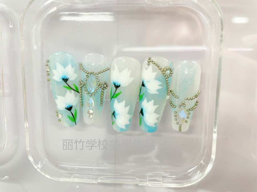 手繪花朵珠鏈美甲，南寧美甲進(jìn)修深造