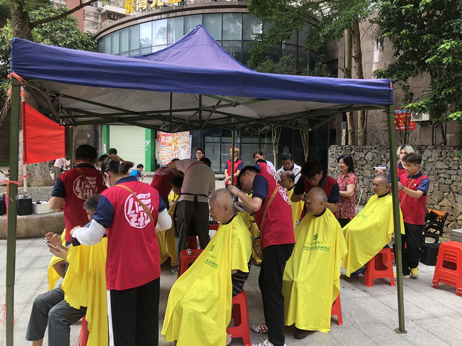 廣西美發(fā)職業(yè)學校開展“學雷鋒”免費理發(fā)活動。
