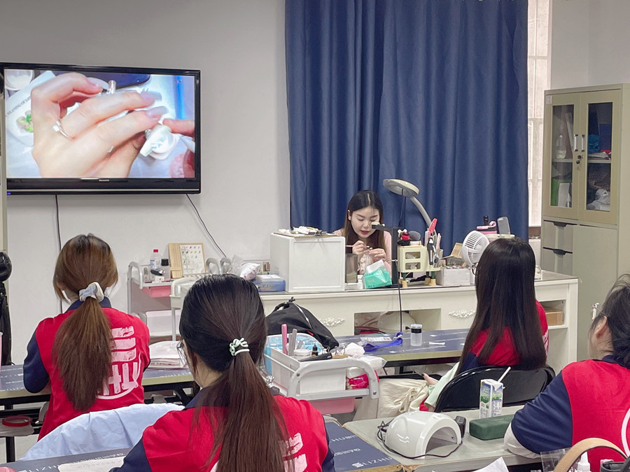 廣西學(xué)美甲有前途嗎？廣西美甲行業(yè)的前景如何？