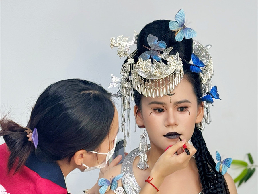 苗疆寫真造型，學(xué)化妝寫真南寧市