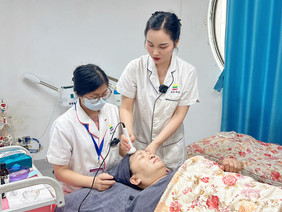 定期深層清潔面部肌膚的好處，廣西美容護膚學(xué)習(xí)