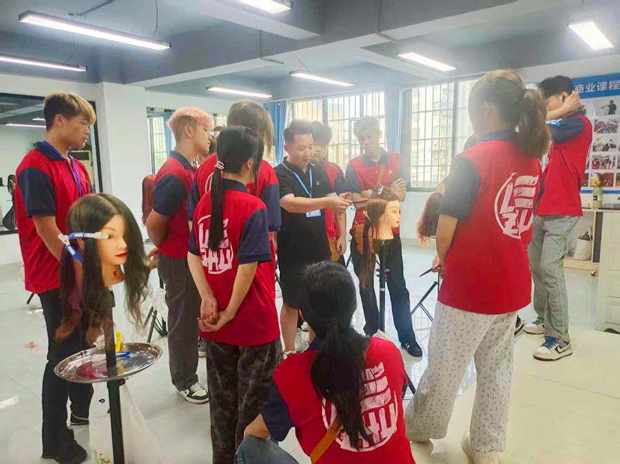 高層次鎖骨發(fā)的特點，0基礎(chǔ)學(xué)剪發(fā)