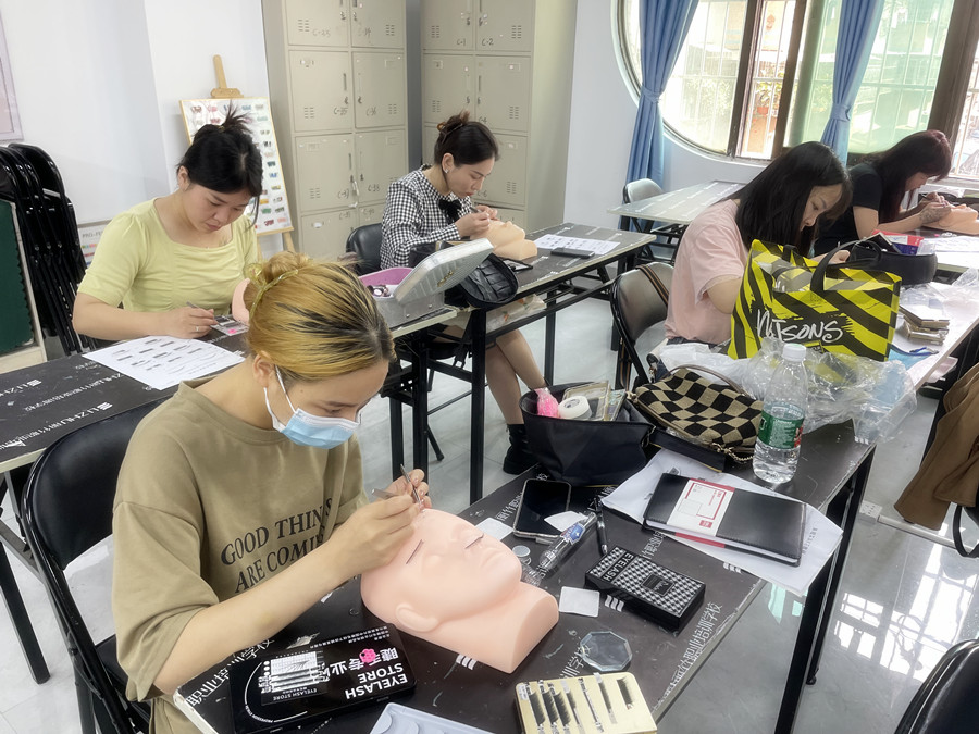 睫毛的基礎(chǔ)知識，南寧美甲培訓(xùn)正規(guī)講解