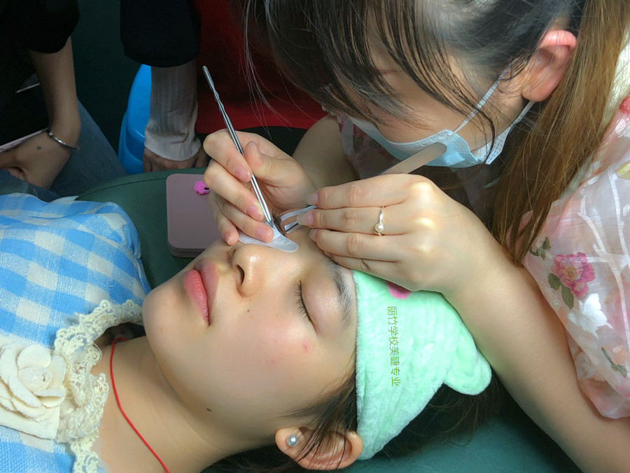 美睫師拿鑷子的標(biāo)準(zhǔn)，美睫教學(xué)零基礎(chǔ)