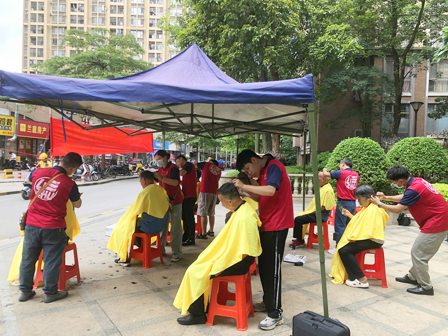 麗竹學(xué)校免費(fèi)理發(fā)服務(wù)送到家，居民連聲感謝