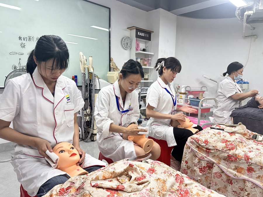 美容新手用假頭模練習(xí)的好處，學(xué)美容0基礎(chǔ)