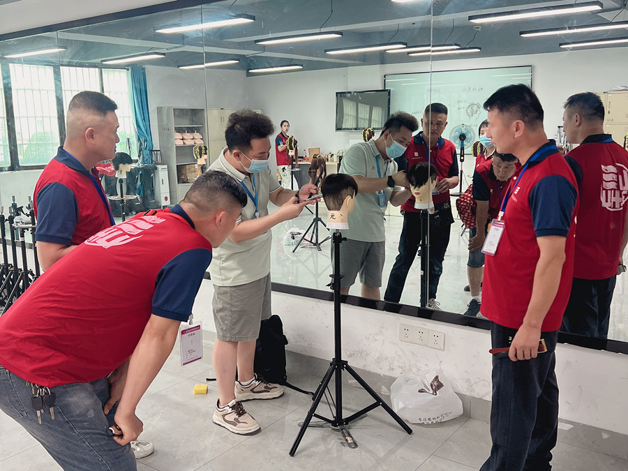 學(xué)美發(fā)0基礎(chǔ)，廣西美發(fā)專業(yè)學(xué)校手把手教學(xué)