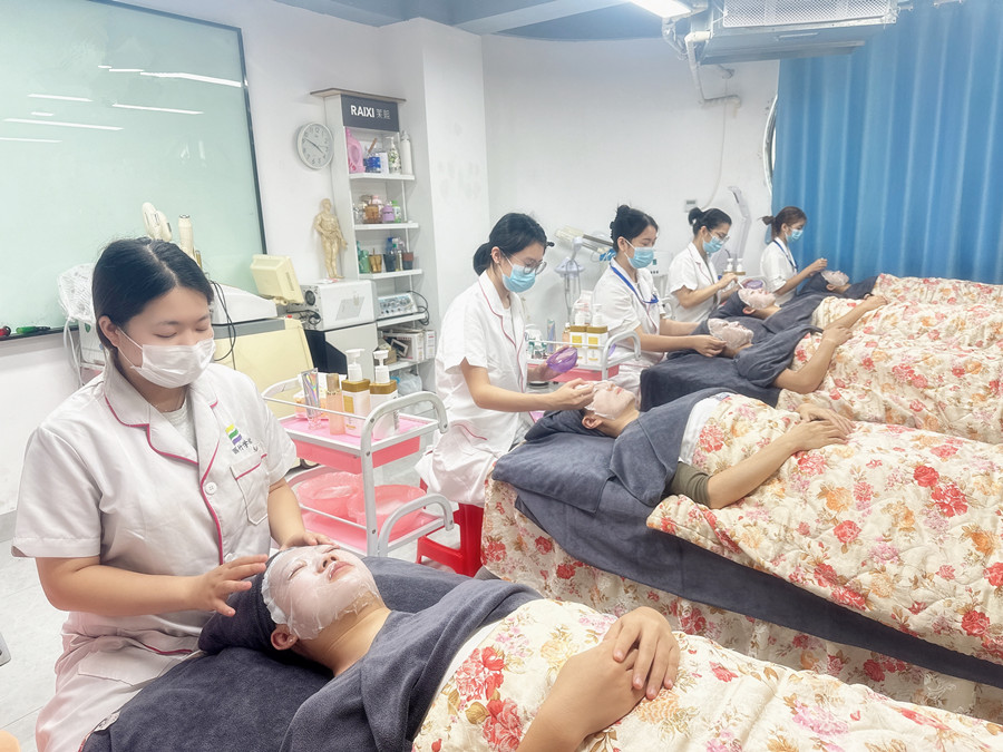 面部護(hù)理實(shí)操課堂練習(xí)，南寧美容護(hù)膚實(shí)訓(xùn)