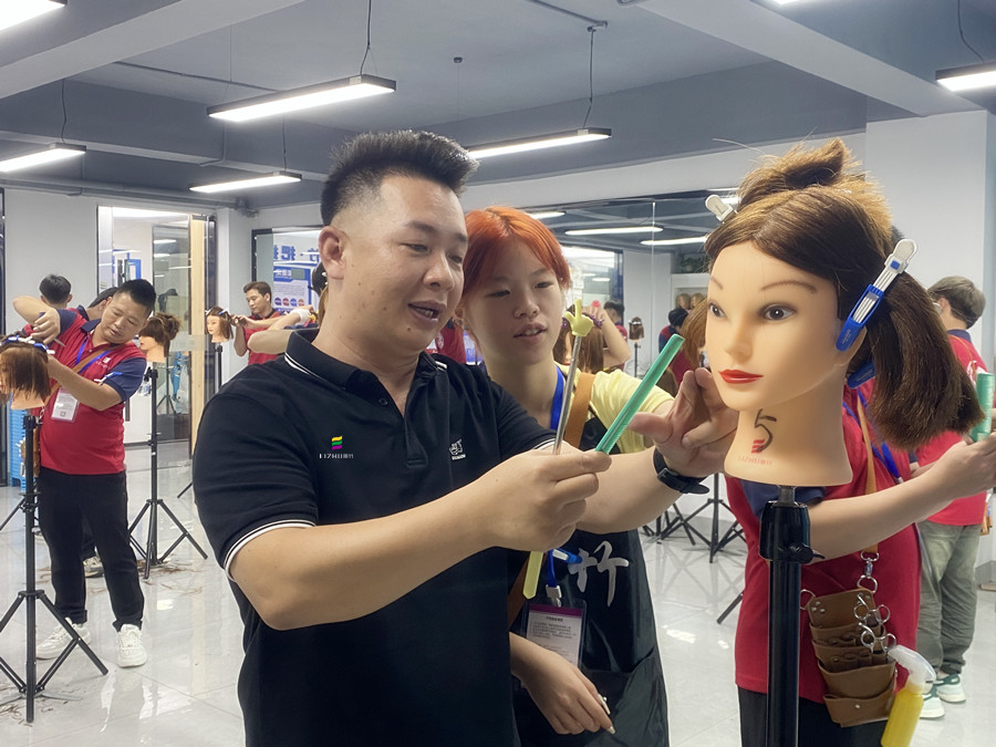 南寧美發(fā)女士精剪學員操作，南寧美發(fā)訓練