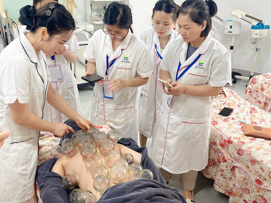 廣西美容真人實操，解鎖背部拔罐新技能