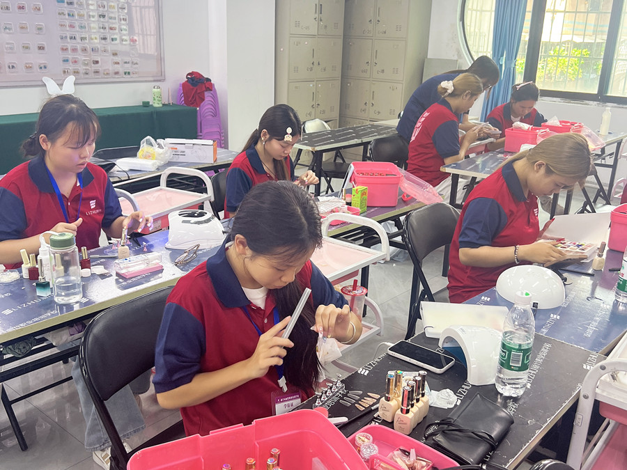 新手打磨甲片的技巧，南寧美甲訓(xùn)練