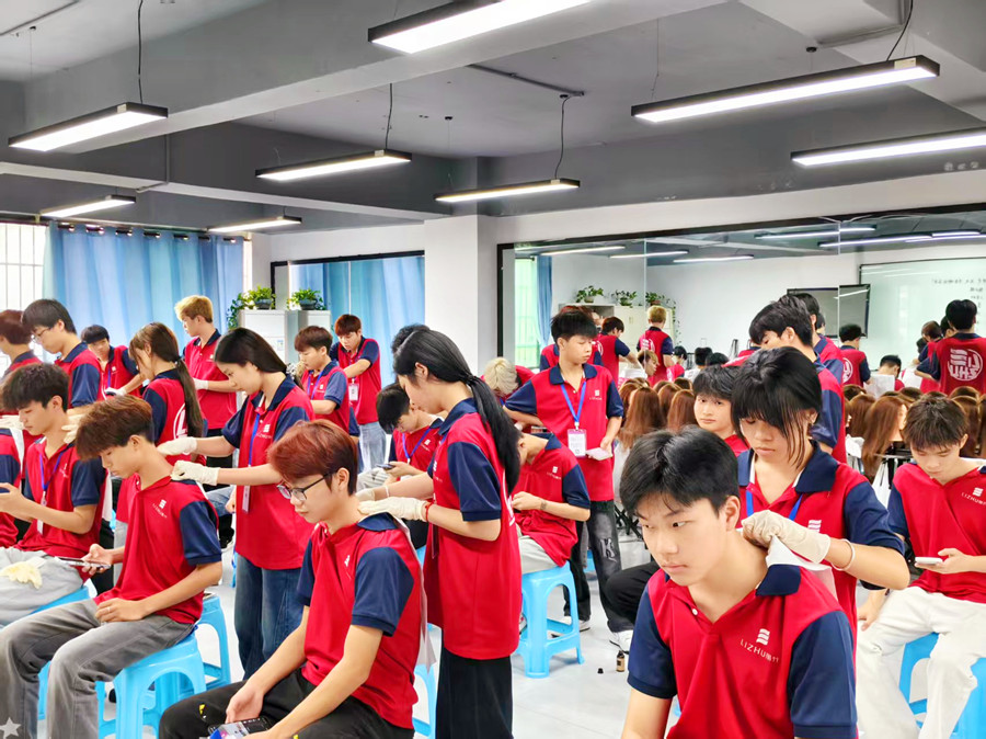 美發(fā)洗護(hù)精油按摩肩頸的好處，廣西洗護(hù)專業(yè)學(xué)校講解