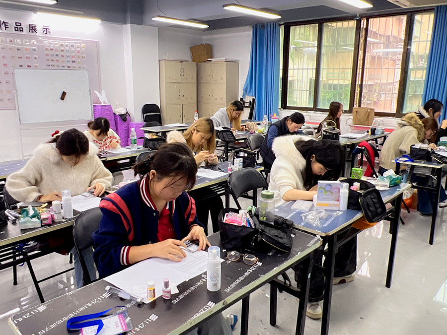 學(xué)美甲零基礎(chǔ)，南寧美甲美睫學(xué)校