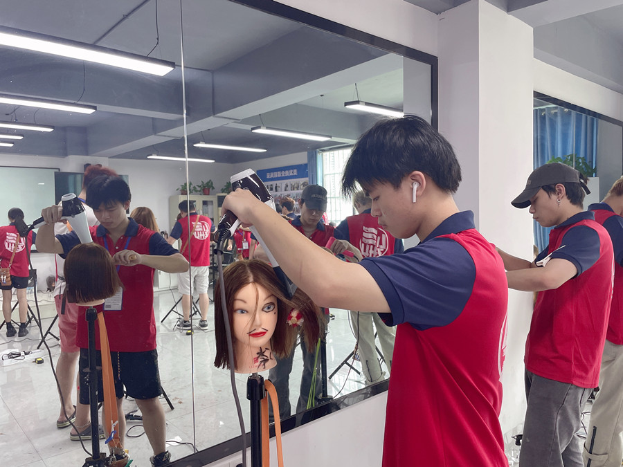 洗完頭應(yīng)不應(yīng)該包頭發(fā)？廣西美發(fā)教學(xué)