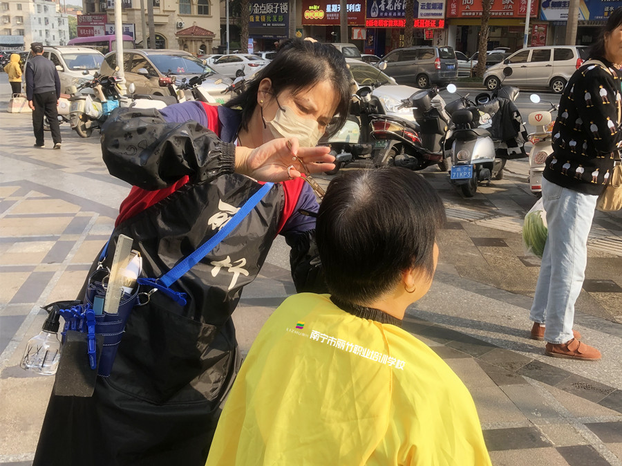 南寧剪發(fā)培訓(xùn)：新手如何挑選美發(fā)剪刀？