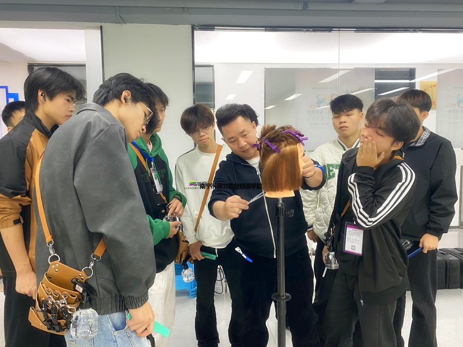 圓形層次修剪，廣西剪發(fā)技術(shù)學(xué)校