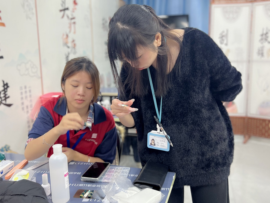 輕奢綠色貓眼美甲，南寧專(zhuān)業(yè)美甲學(xué)校學(xué)員作品