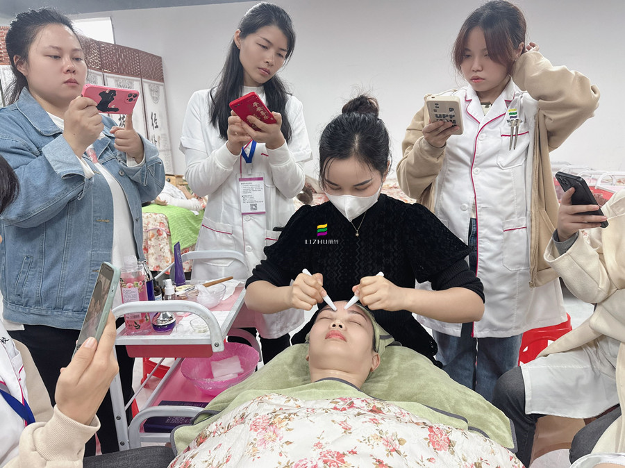 額頭撥筋的注意事項，廣西美容護膚課件講解