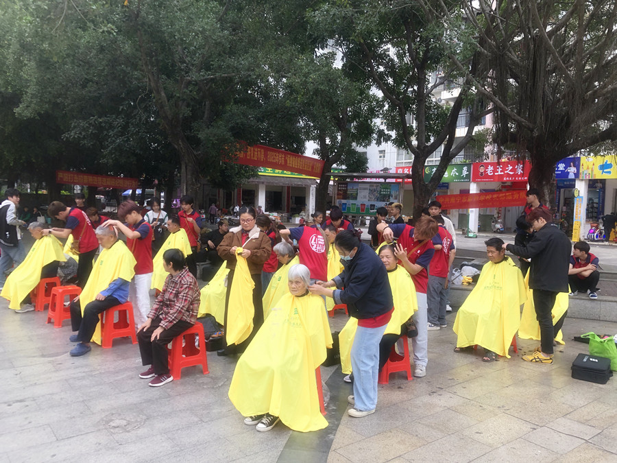 南寧美發(fā)學校外出實踐活動，檢驗學員技術能力