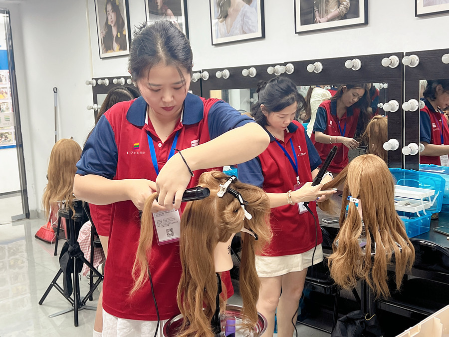 卷發(fā)護理技巧，廣西燙染技術學校課程