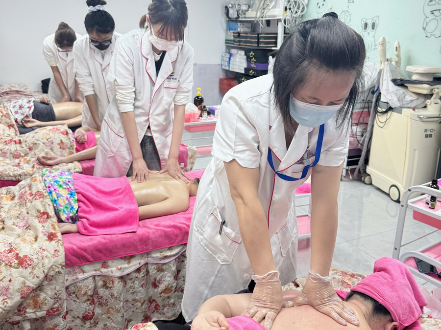 肩胛骨按摩真人實操，南寧美容培訓練習