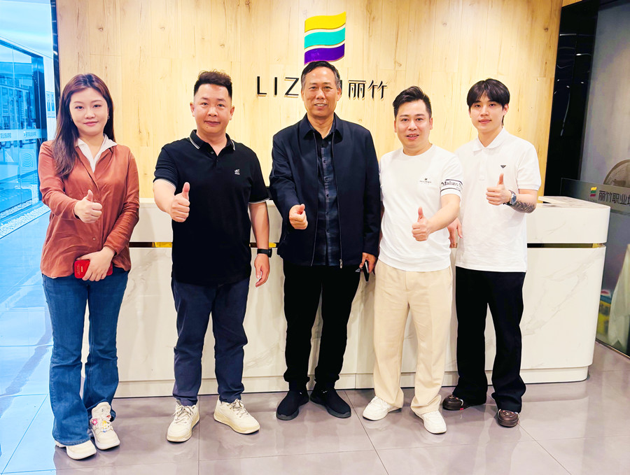 廣西美協(xié)蔣會長攜江蘇美發(fā)連鎖機(jī)構(gòu)到我校進(jìn)行校企合作