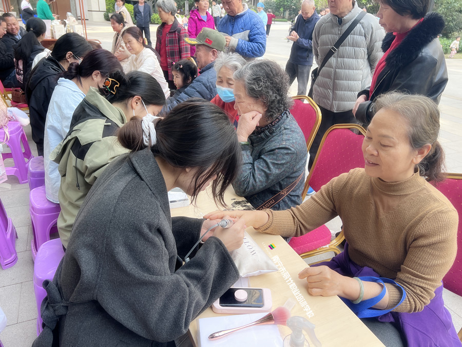 南寧美甲學(xué)校公益活動(dòng)，一場(chǎng)有意義的外出教學(xué)