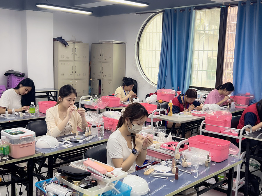 零基礎(chǔ)學(xué)美甲，從手忙腳亂到從容下筆